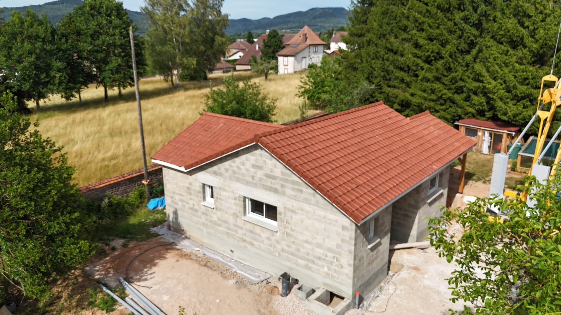 Maison neuve tuiles rouges — vue arrière