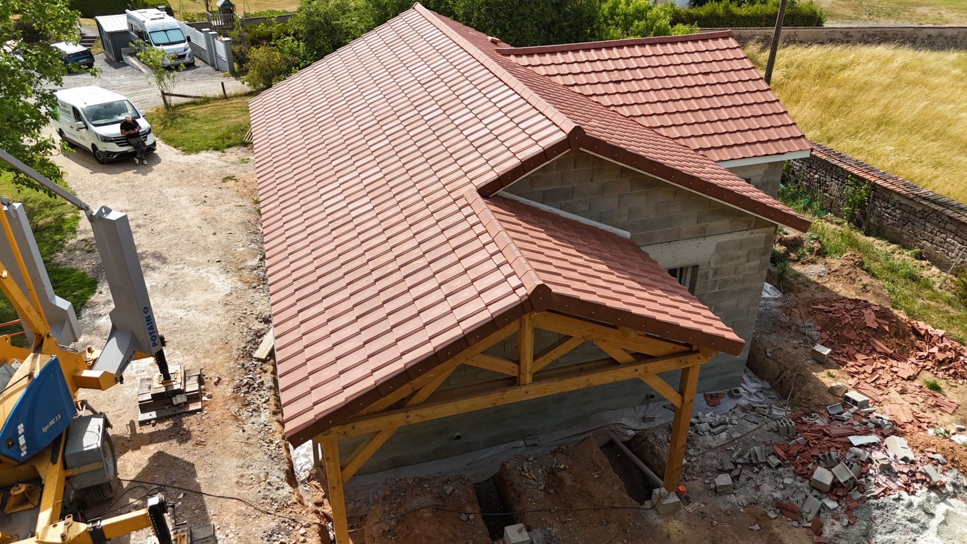 Maison neuve avec abri bois — tuiles rouges