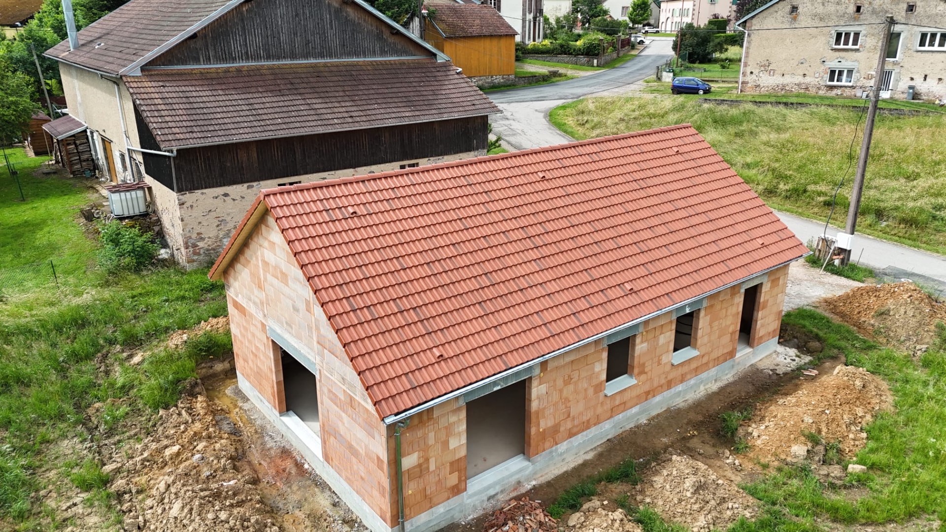 Toiture tuiles rouges — vue drone