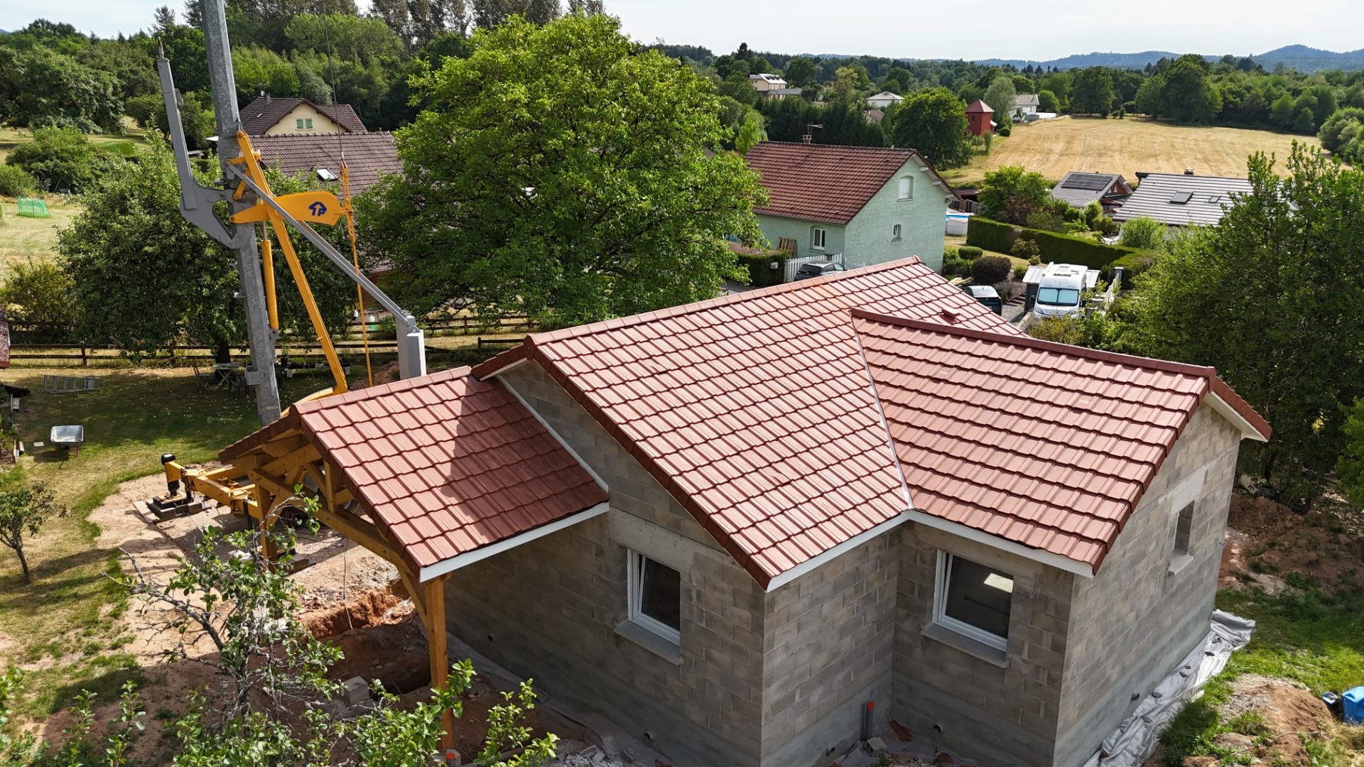 Construction neuve — couverture tuiles rouges