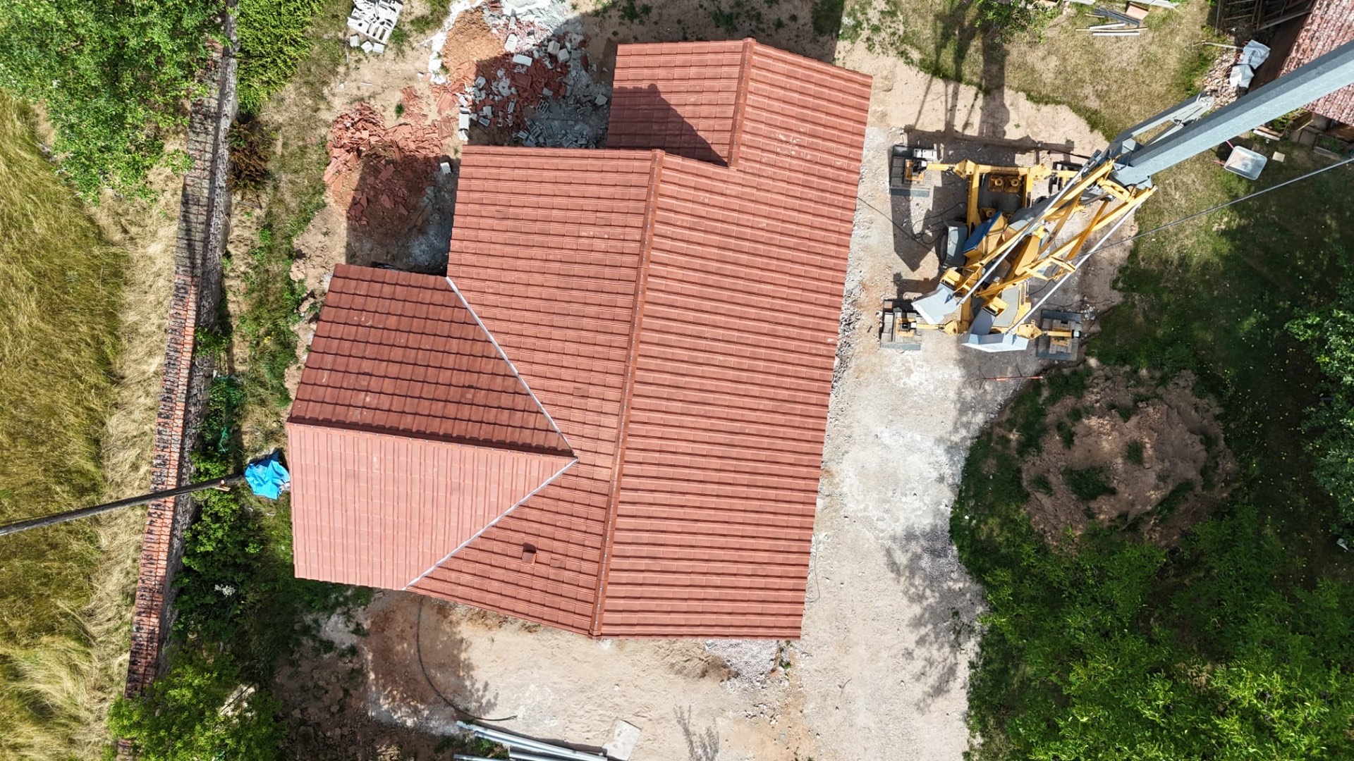 Vue zénithale — toiture tuiles rouges neuve
