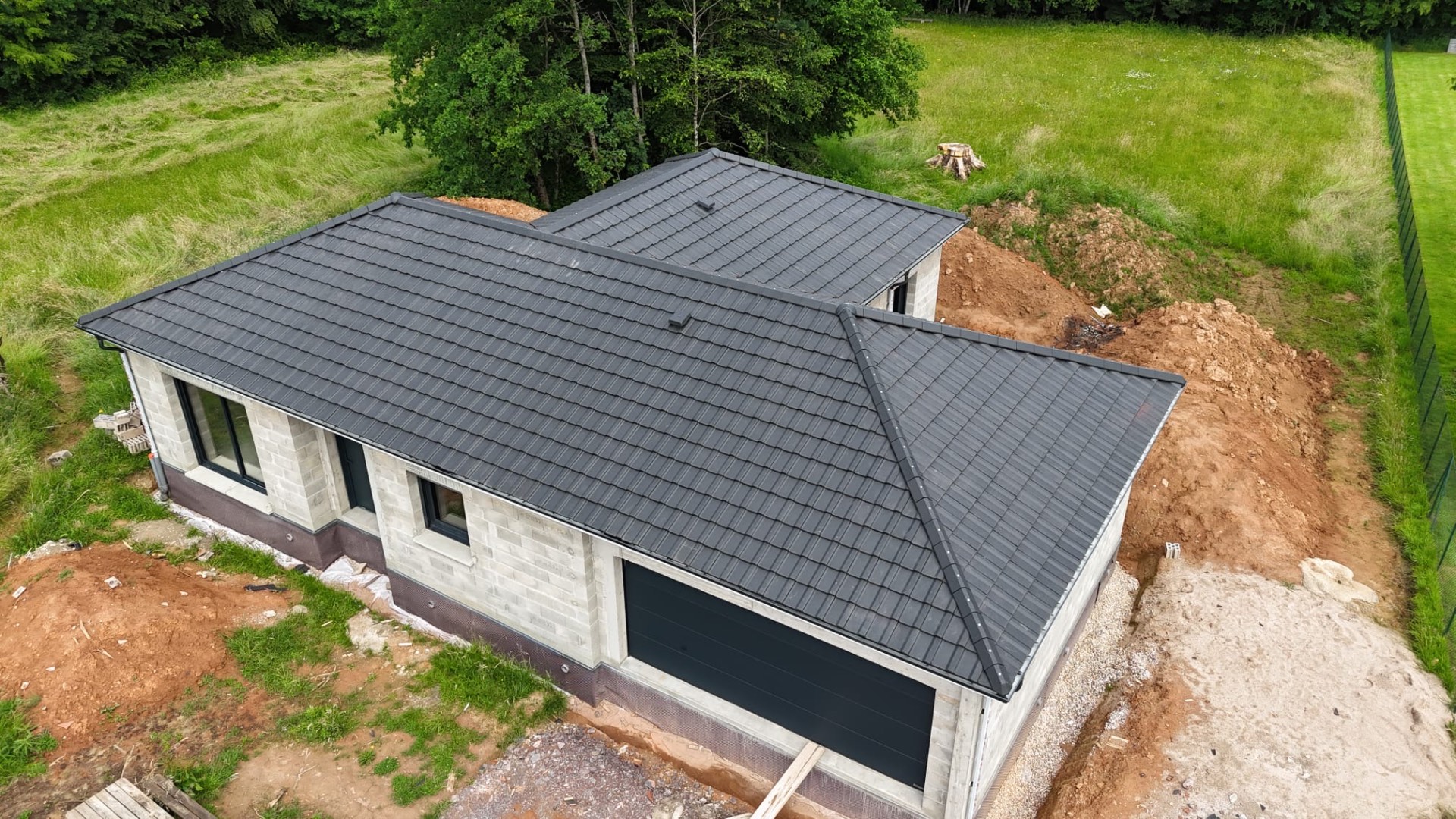 Couverture neuve avec garage — tuiles grises