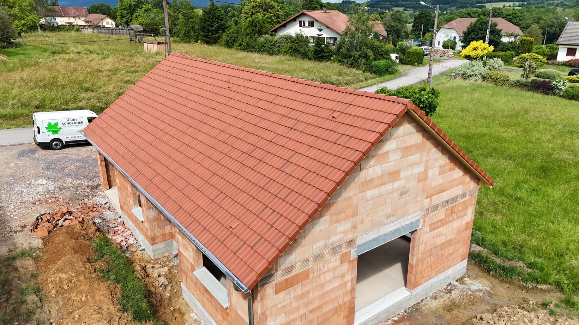 Couverture tuiles rouges — maison neuve