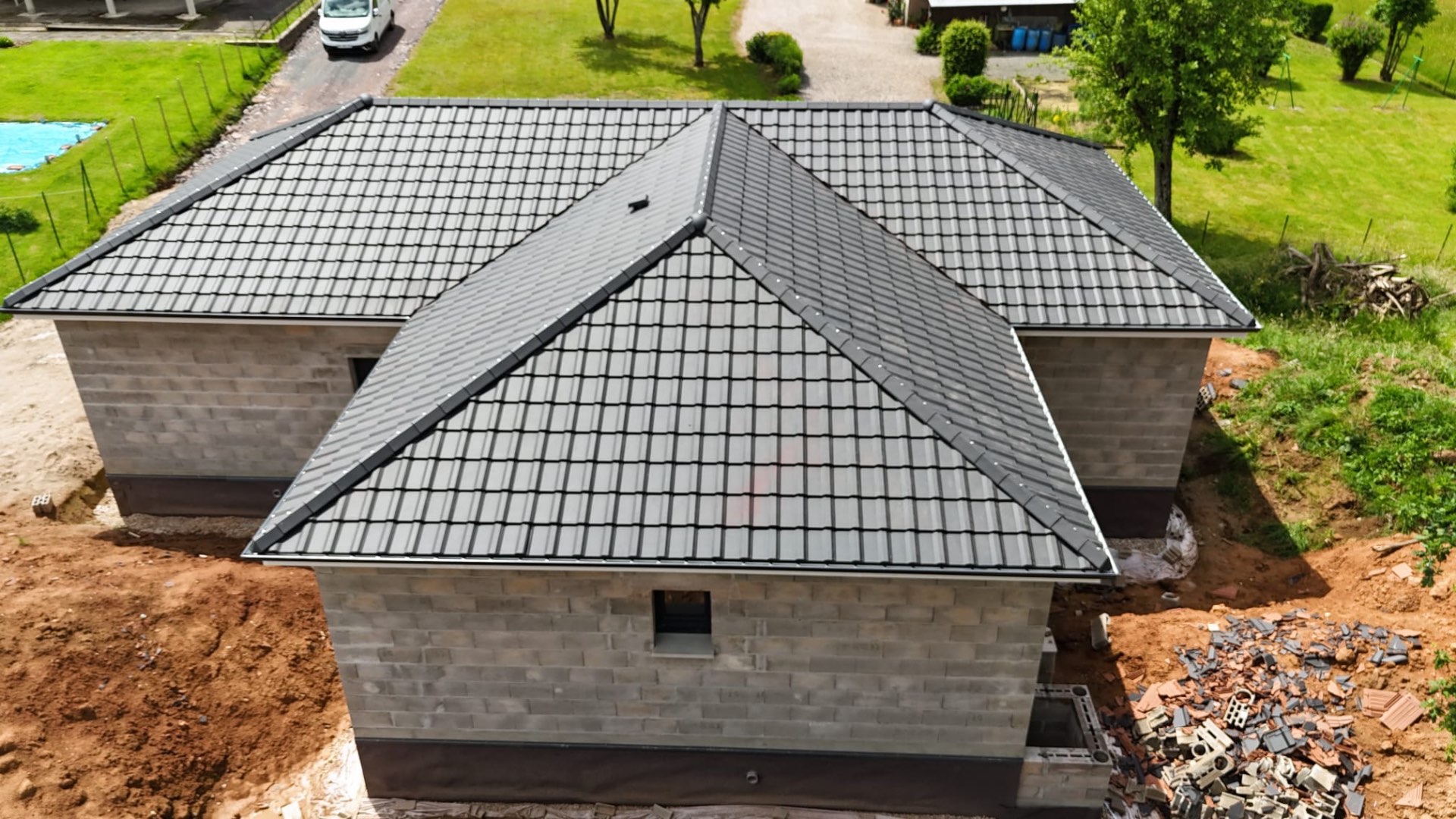 Toiture tuiles anthracite — vue drone