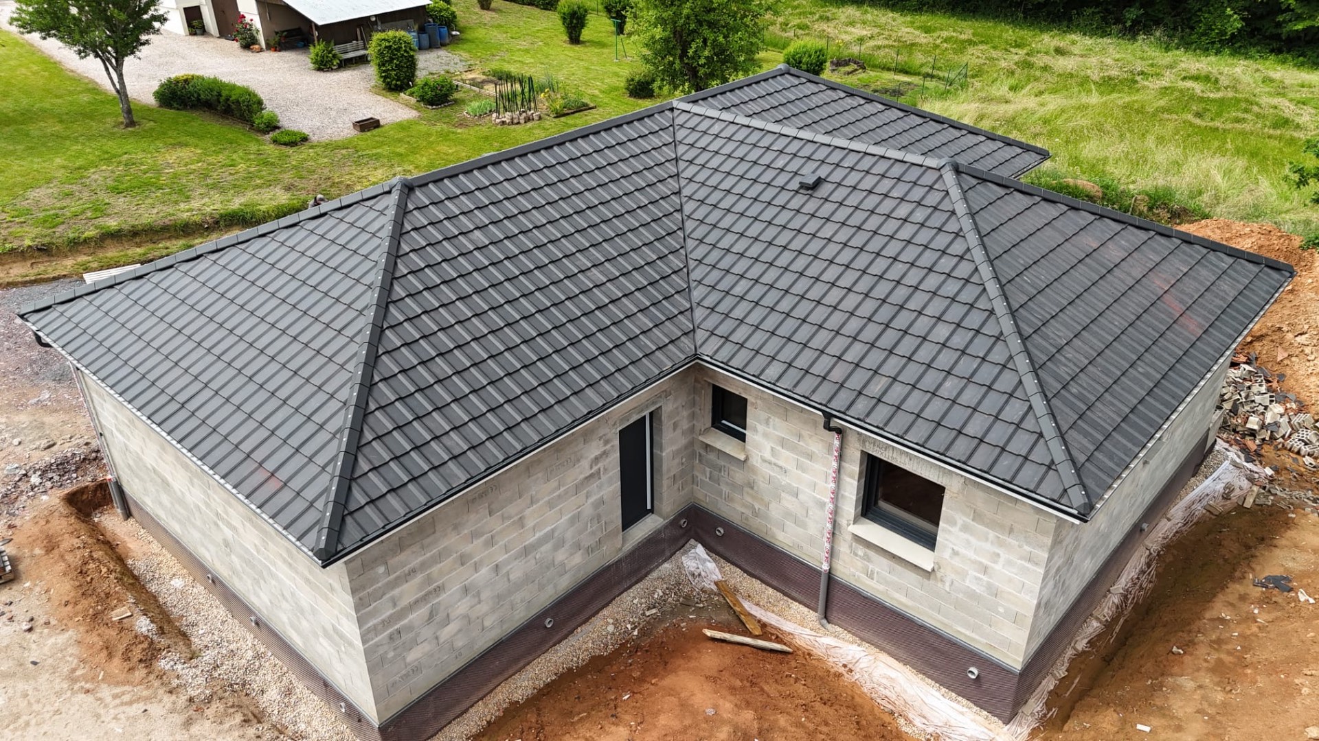 Maison neuve — couverture tuiles grises