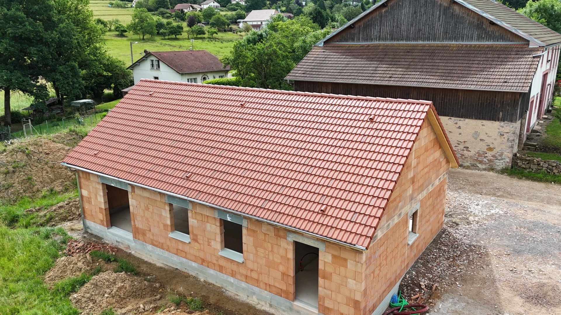 Couverture tuiles rouges — maison de village