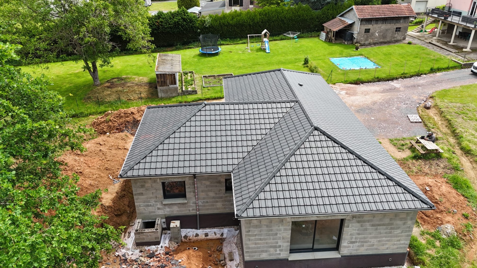 Couverture tuiles grises — construction neuve