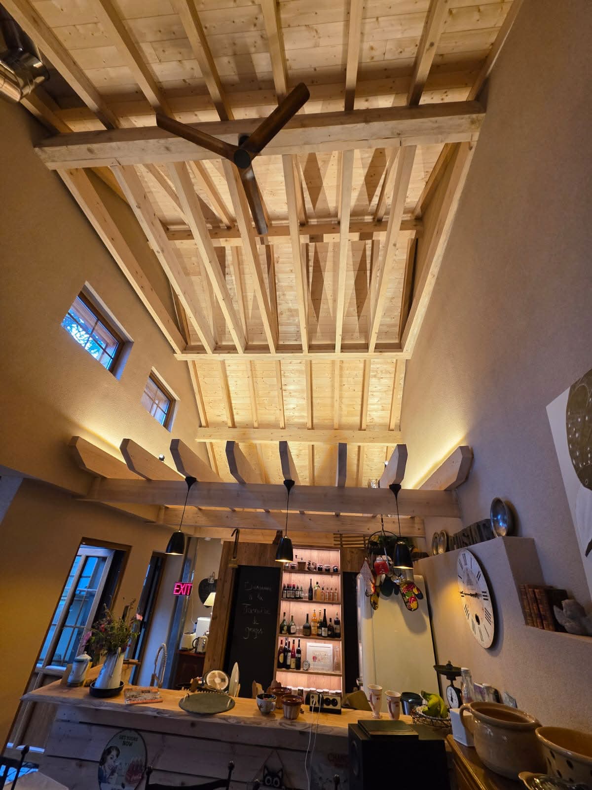 Charpente apparente — espace de réception