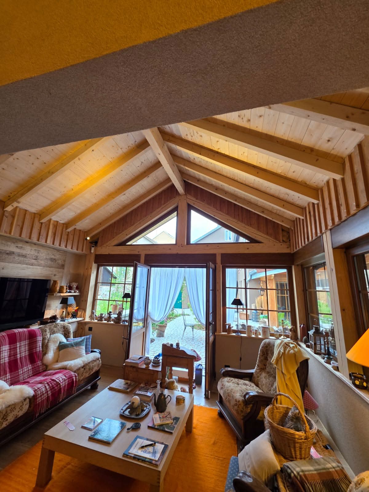 Charpente apparente — salon cathédrale