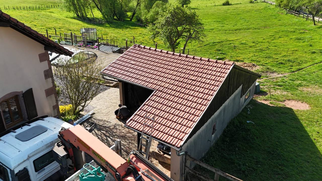 Couverture tuiles — abri en campagne