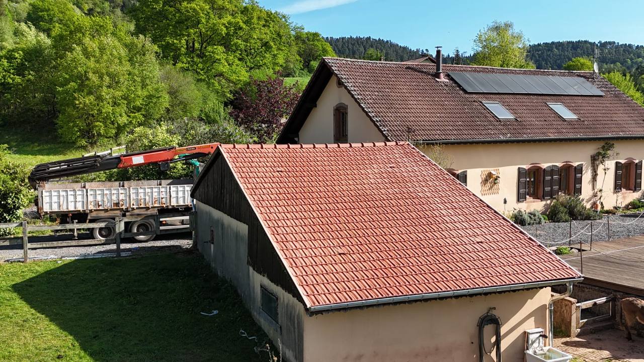 Couverture tuiles neuves — grange vosgienne
