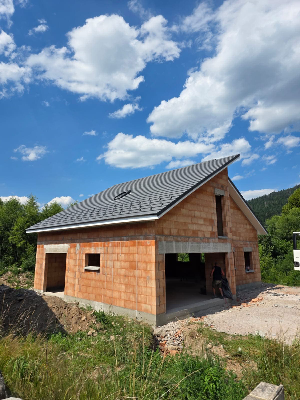 Maison neuve — couverture tuiles noires