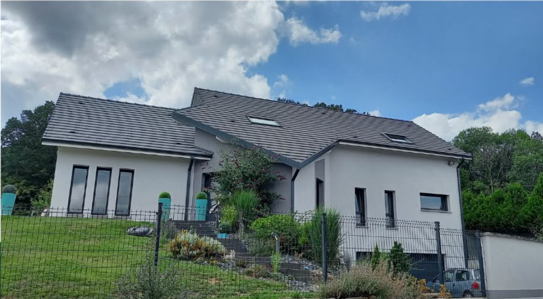 Maison individuelle — toiture tuiles grises