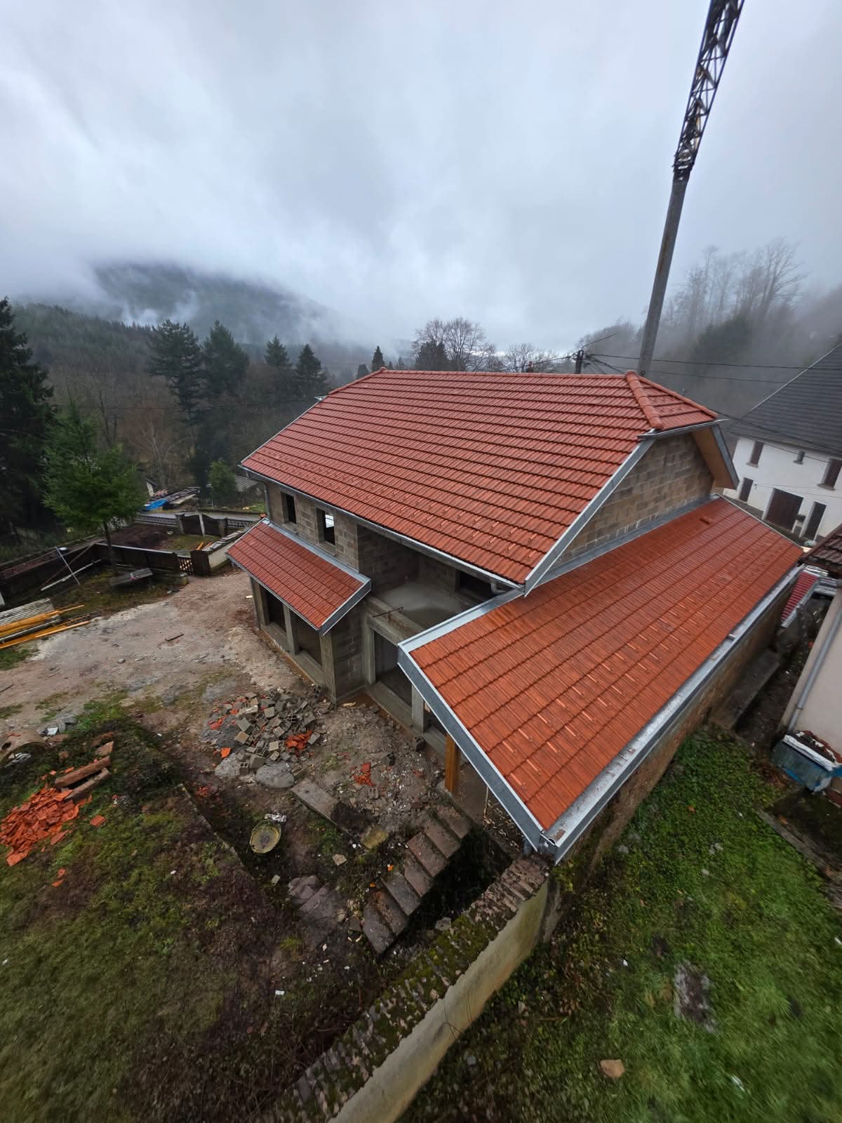 Réfection complète d'une toiture — vue drone