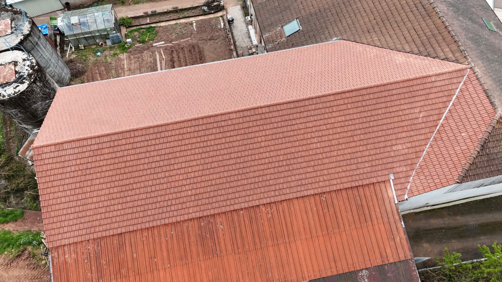 Couverture neuve d'une grange